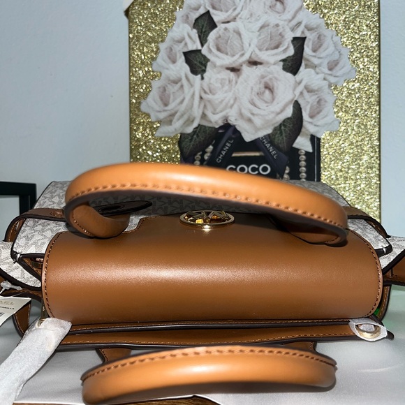 Michael Kors NWT Carmen vanilla medium flap satchal Xbody retails $558 - Picture 10 of 12